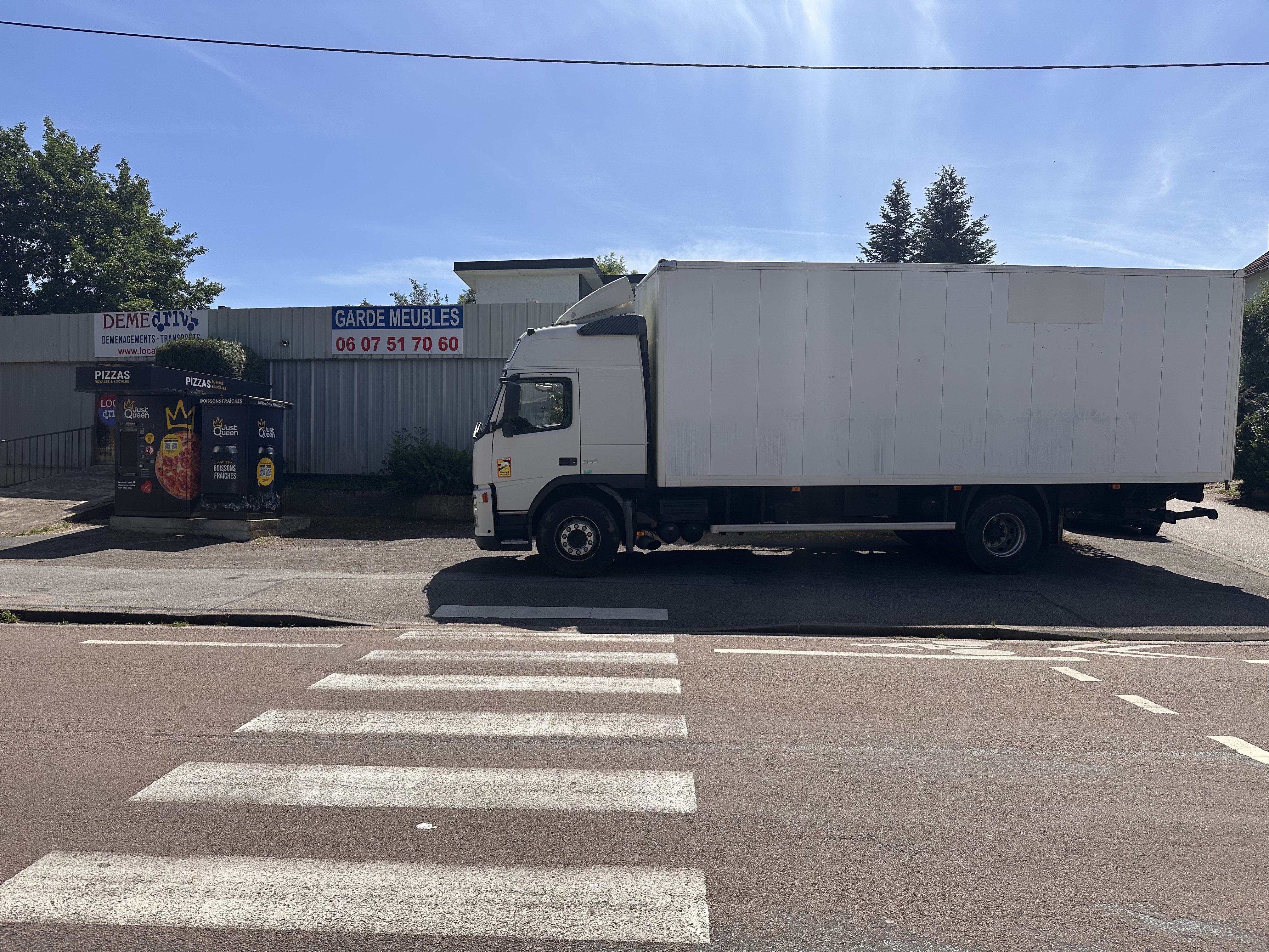 Camion DEME DRIVE devant le garde-meubles à Épinal